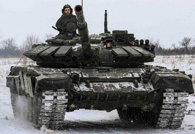 Soldado ucraniano dirigindo tanque de guerra