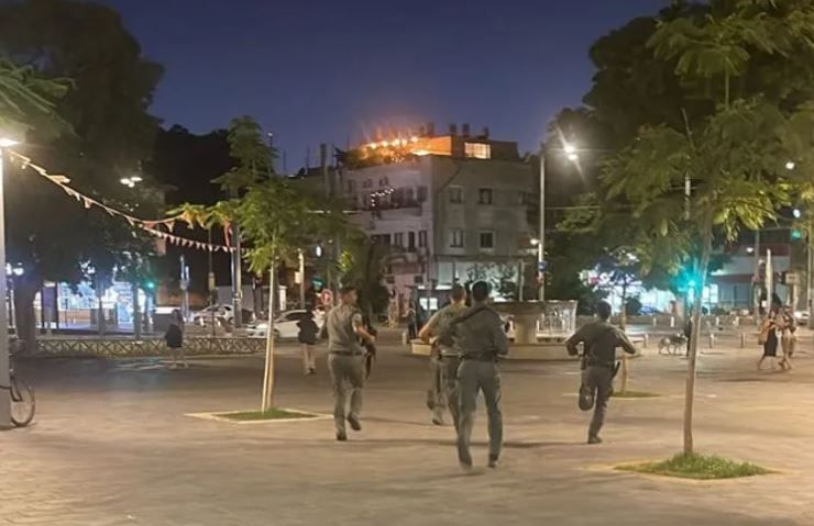 Soldados correm no local onde ocorreu um tiroteio em Tel Aviv | Reprodução/ Haaretz