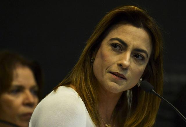 Soraya olhando na direção da câmera