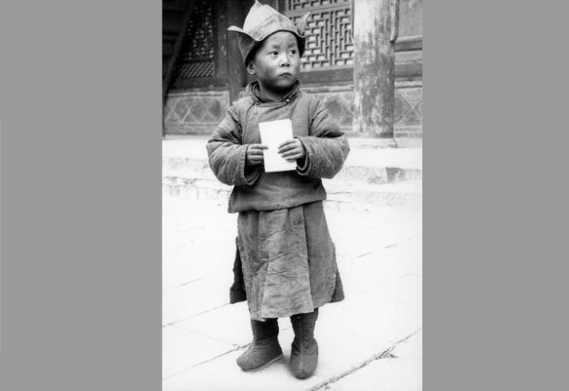 Sua Santidade o Dalai Lama aos quatro anos de idade no Mosteiro Kumbum em Amdo, no Tibete Oriental.