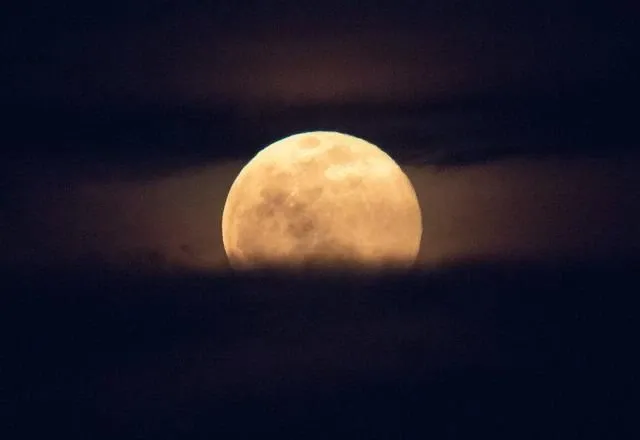 Fenômeno "Lua Cheia Rosa" poderá ser visto do Brasil nesta terça-feira (23)