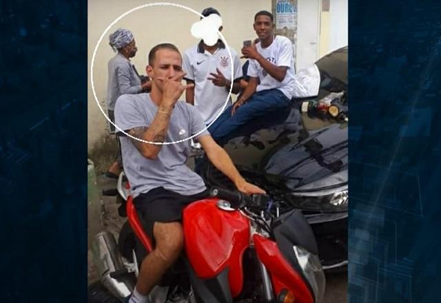 Suspeitos ao lado de carro roubado