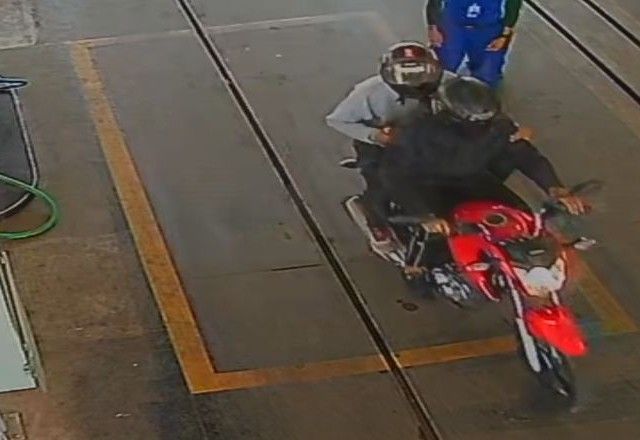 Suspeitos fugiram em uma moto vermelha e ainda não foram localizados | Reprodução