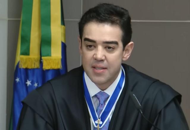 Bruno Dantas fala ao microfone (Reprodução/TCU)
