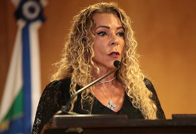 Cristina Machado fala ao microfone (Divulgação/TCU)