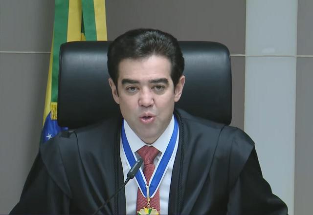 Bruno Dantas fala ao microfone (Reprodução/TCU)
