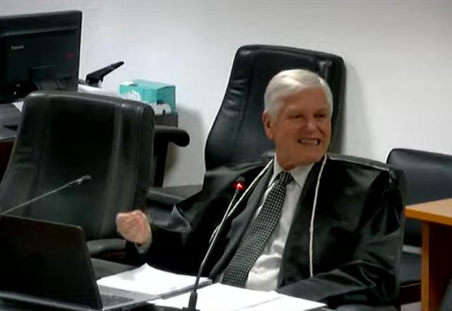 Desembargador falando em sessão (Reprodução/TJPR-Sessões)