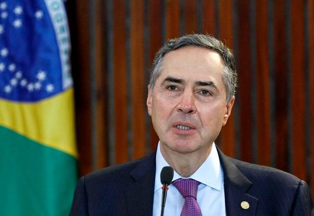 Barroso fala ao microfone, próximo a bandeira do Brasil (Roberto Jayme/Ascom/TSE)