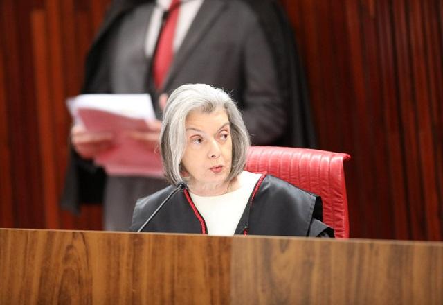 Cármen Lúcia falando ao microfone na sessão plenária do TSE de hoje (Alejandro Zambrana/Secom/TSE)
