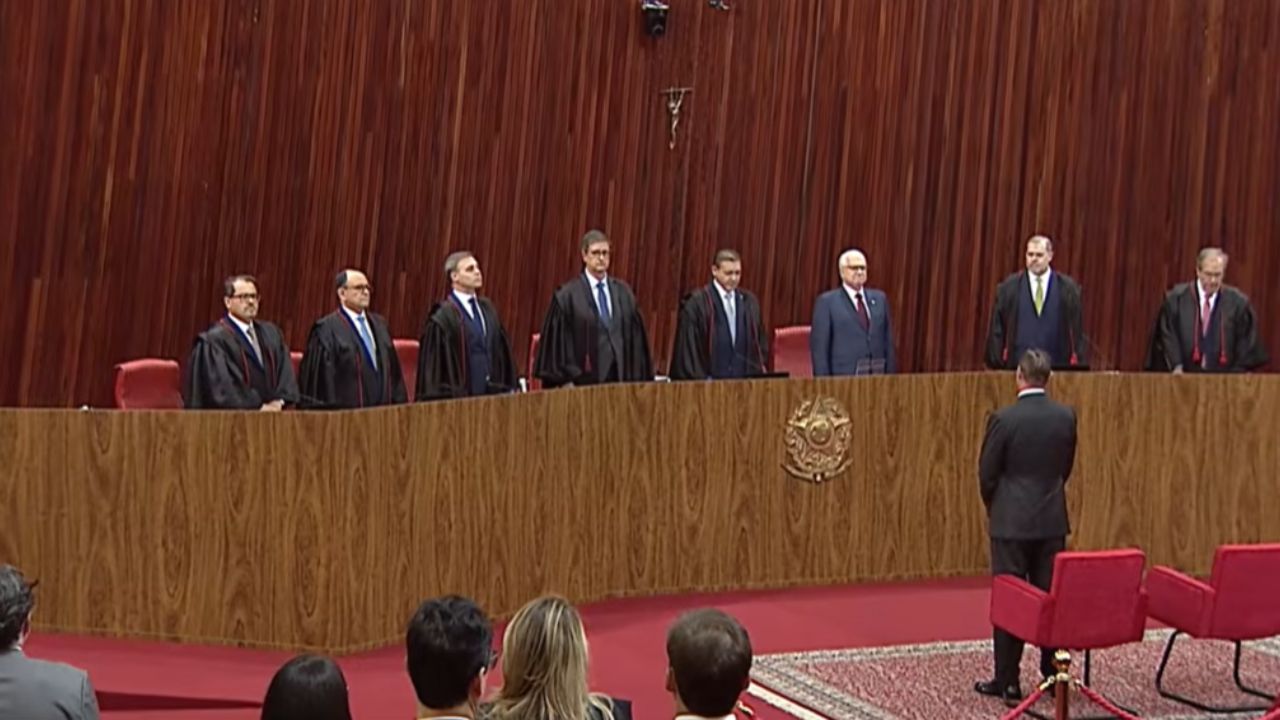 Imagem da notícia: TSE vai restringir IA e pode proibir até avatar do candidato Imagem da notícia: TSE vai restringir IA e pode proibir até avatar do candidato