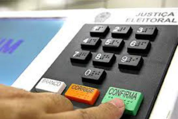 TSE recebe os registros de 13 candidatos à Presidência da República