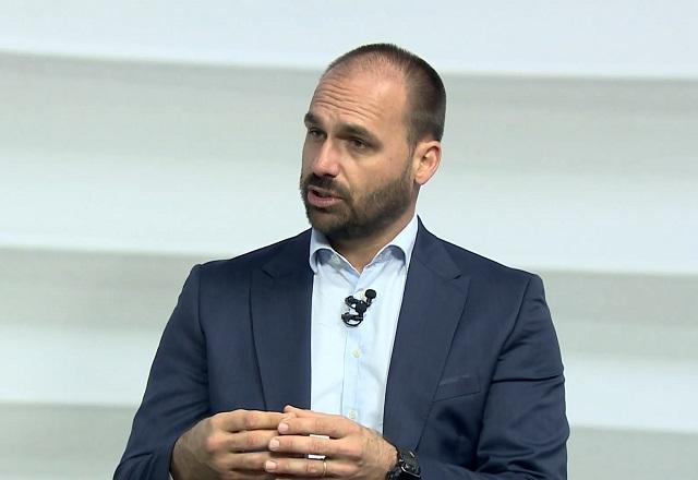 Eduardo Bolsonaro gesticula enquanto fala (Reprodução/TV Aratu)