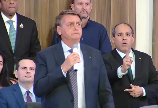 Jair Bolsonaro segura microfone (Reprodução/TV Brasil)