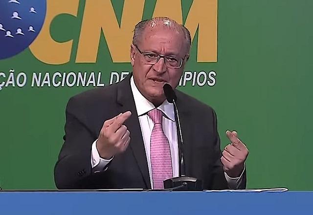Geraldo Alckmin gesticula enquanto fala ao microfone (Reprodução/TV Brasil)