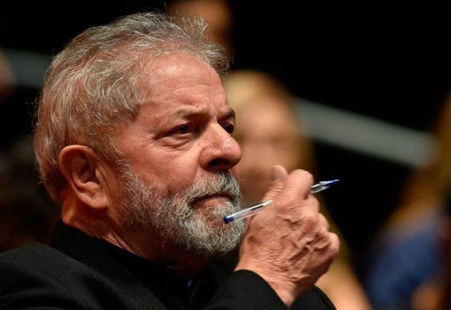 Lula segura caneta (Reprodução/TV Ceará)