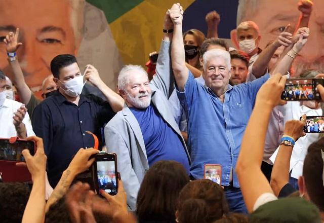 Lula e Requião com mãos erguidas (Reprodução/TV PT)