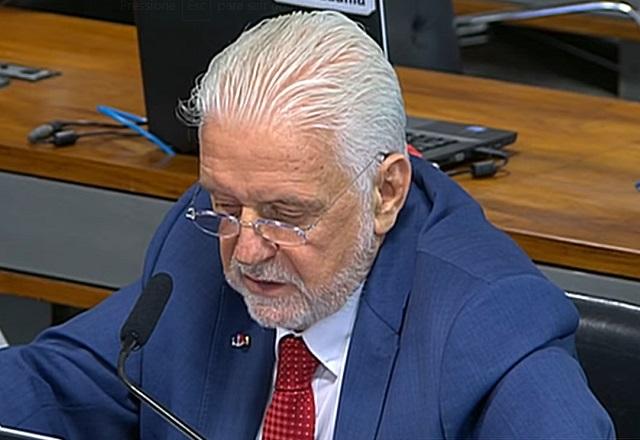 Jaques Wagner fazendo a leitura do relatório na CCJ (Reprodução/TV Senado)