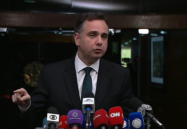 Pacheco gesticula enquanto concede entrevista coletiva (Reprodução/TV Senado)