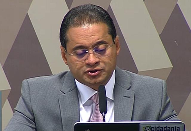 Weverton fazendo leitura do seu parecer na CCJ (Reprodução/TV Senado)