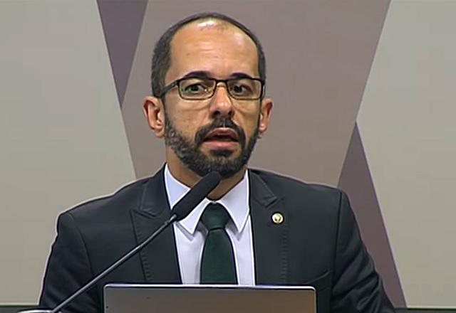 Leonardo Cardoso Magalhães falando ao microfone na sessão da CCJ (Reprodução/TV Senado)