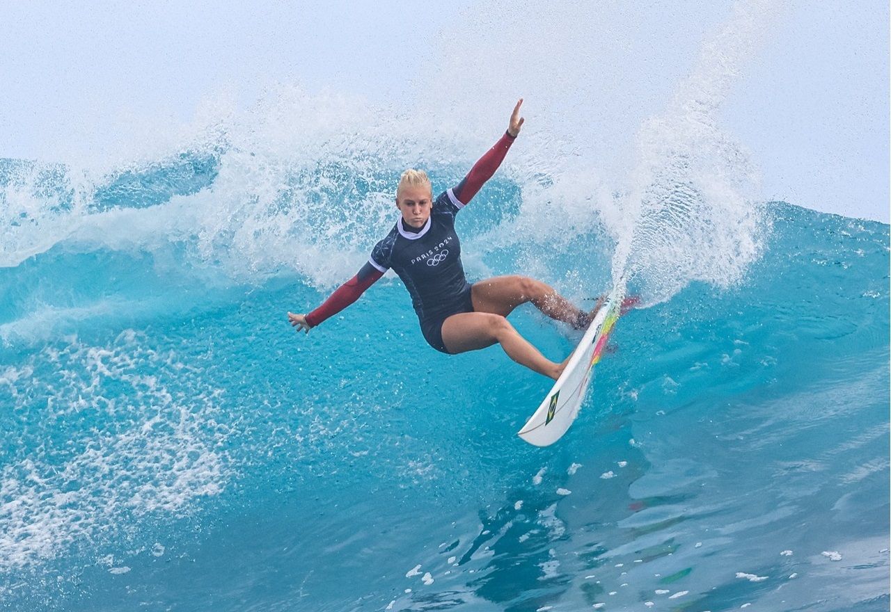 Tati Weston-Webb brilha contra nº 1 do mundo e avança às quartas em Teahupoo. Foto: Divulgação / Time Brasil