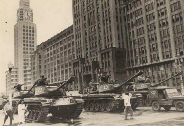 Tanques de guerra e pessoas a frente