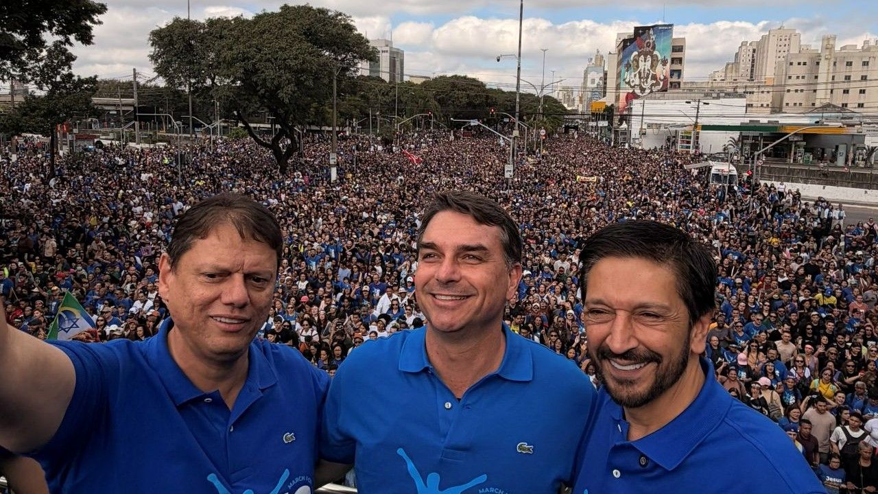 Flávio diz que "mal" vai ser "expulso" do Brasil esse ano