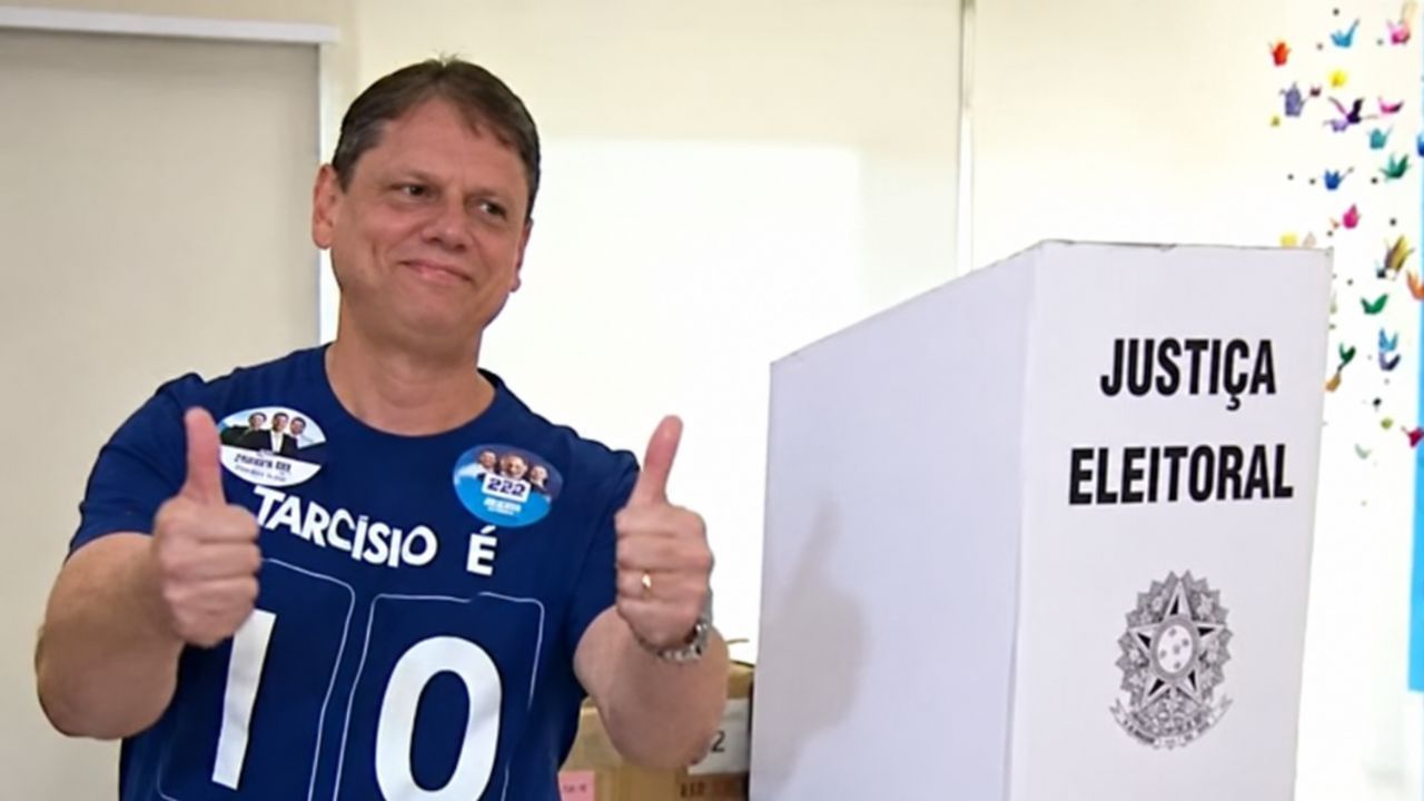 Tarcísio vota e diz esperar resultado com “muita humildade”