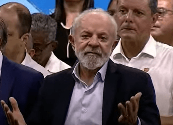 Incomodado, Lula fez gestos de desaprovação para o público que vaiava o governador de São Paulo | Reprodução TV Brasil