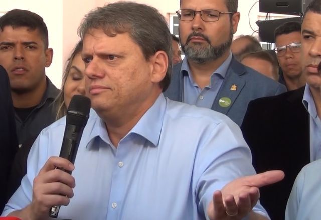 Governador de São Paulo, Tarcísio de Freitas (Republicanos), durante coletiva de imprensa, em São Bernardo do Campo | Reprodução / SBT