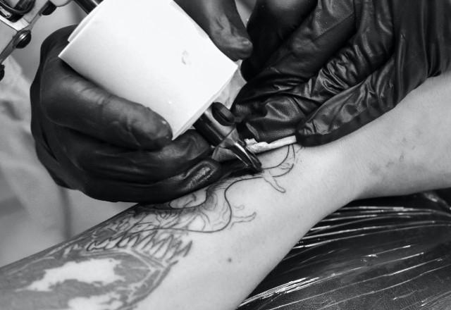 Tatuador finaliza tatuagem em cliente com tintas que serão banidas em países da União Europeia