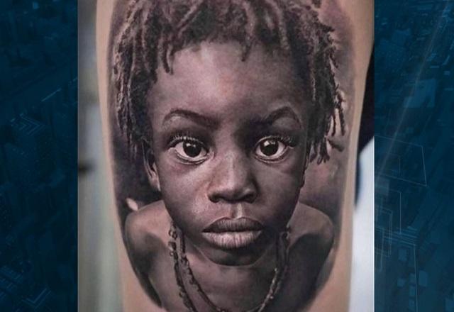 Tatuagem de rosto de criança negra em pele de pessoa branca