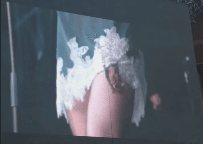 Vocalista do Pretty Reckless é mordida por morcego durante show