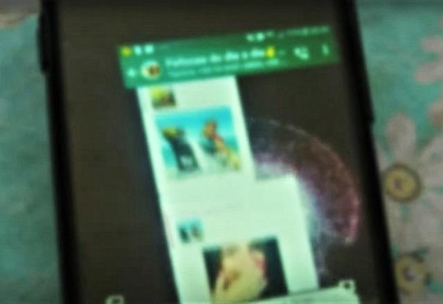 Tela de celular desfocada, indicando grupo de WhatsApp