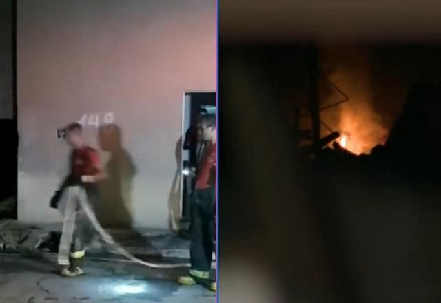 Tela dividida com bombeiros em atuação durante incêndio e, à esquerda, foco de chama