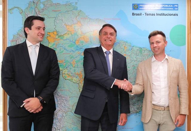 Da esq. para a dir., Alan Thomaz, Jair Bolsonaro e Ilya Perekopsky; presidente cumprimenta vice-presidente do Telegram (Reprodução/Telegram)