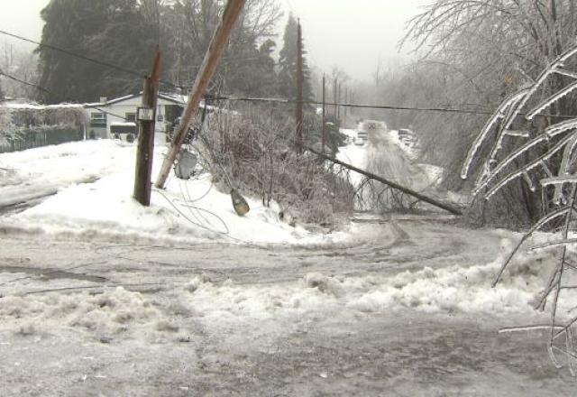 Tempestade de gelo deixa 1 milhão de canadenses sem energia elétrica Tempestade de gelo deixa 1 milhão de canadenses sem energia elétrica