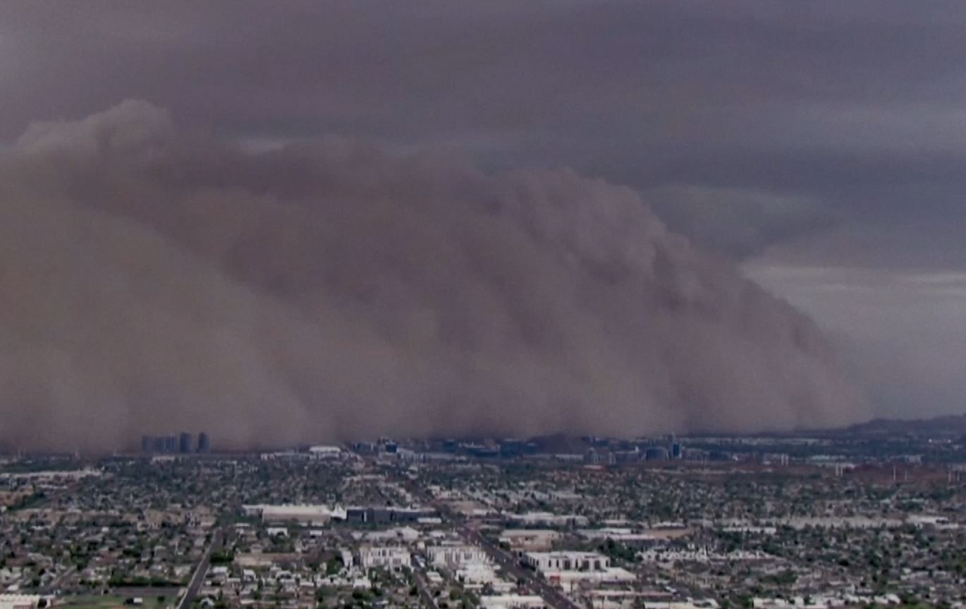 Vídeo: Tempestade de poeira 'engole' cidades no Arizona, EUA