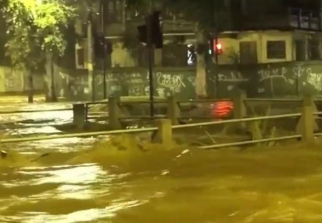 Temporal gera caos e deixa 3 mortos no Rio de Janeiro Temporal gera caos e deixa 3 mortos no Rio de Janeiro