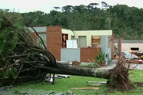 Temporal mata três pessoas e provoca estragos no Rio Grande do Sul Temporal mata três pessoas e provoca estragos no Rio Grande do Sul