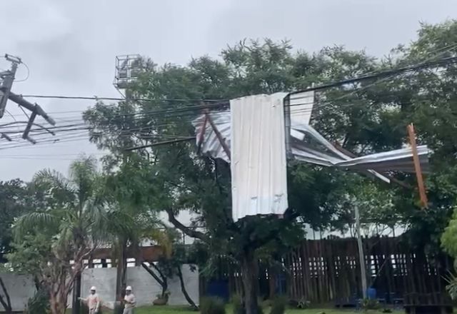 Temporal no RS deixa feridos e mais de um milhão de pessoas sem luz