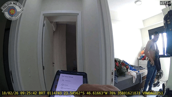 Tenente-coronel é gravado por câmera corporal de PM após tomar banho | Reprodução