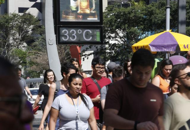 Termômetro e movimento de pessoas na rua