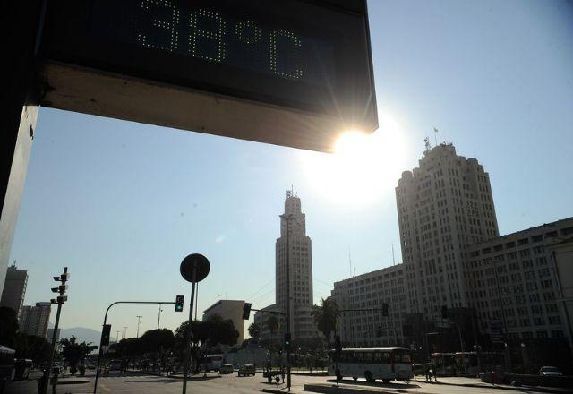Termômetro marcando a temperatura alta na cidade de São Paulo