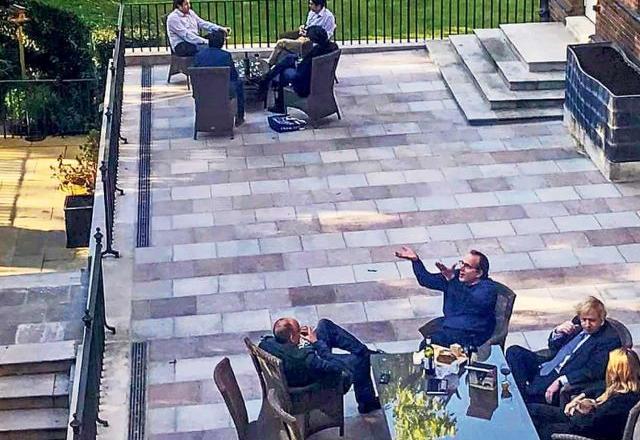 Foto do primeiro-ministro Boris Johnson em suposta reunião de trabalho | Reprodução/The Guardian