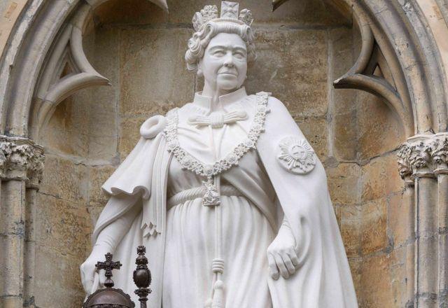 A estátua, feita com pedra calcária francesa, apresenta Elizabeth vestida com o uniforme da Ordem da Jarreteira e com a coroa Diadema de Jorge IV | Divulgação/The Royal Family