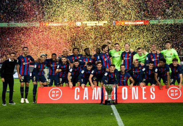 Time do Barcelona em campo celebrando a conquista do título espanhol