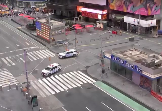 Avenida Times Square, em Nova York, é esvaziada pela polícia Avenida Times Square, em Nova York, é esvaziada pela polícia