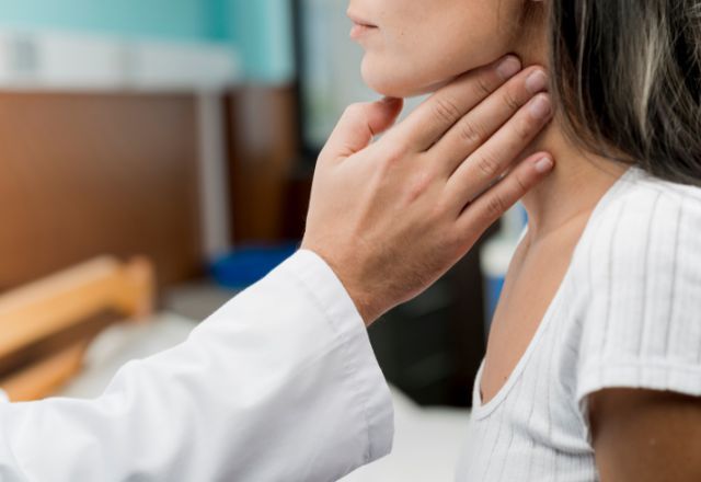 O diagnóstico geralmente é feito por exames laboratoriais, já que os sintomas isolados não são suficientes para confirmar a condição - Freepik