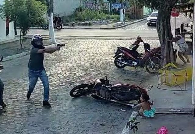 Homem dispara e bebê fica na linha de fogo | Foto: Reprodução/câmera de segurança
